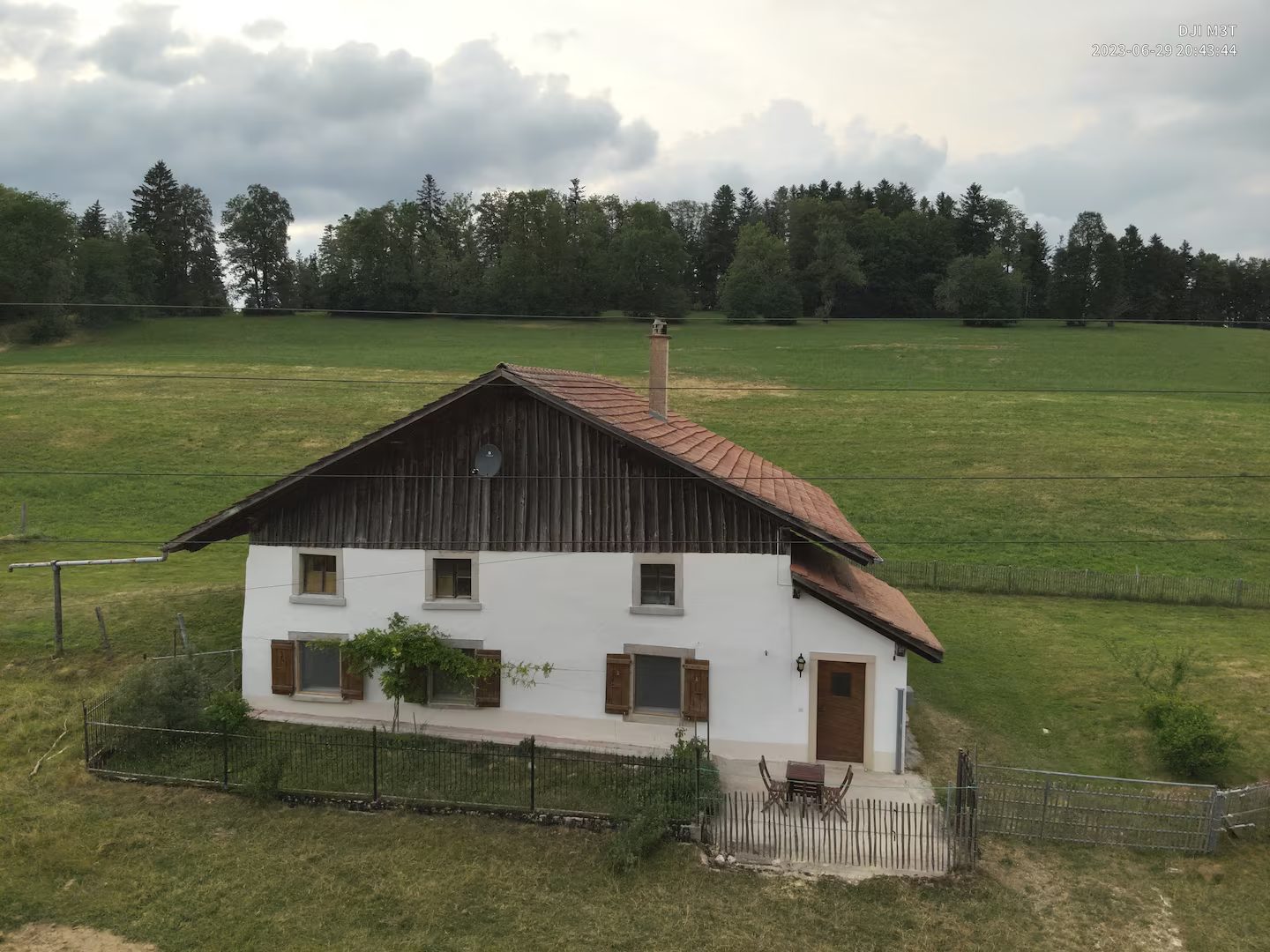 Vue aérienne de la ferme de la Gaby au milieu des pâturages