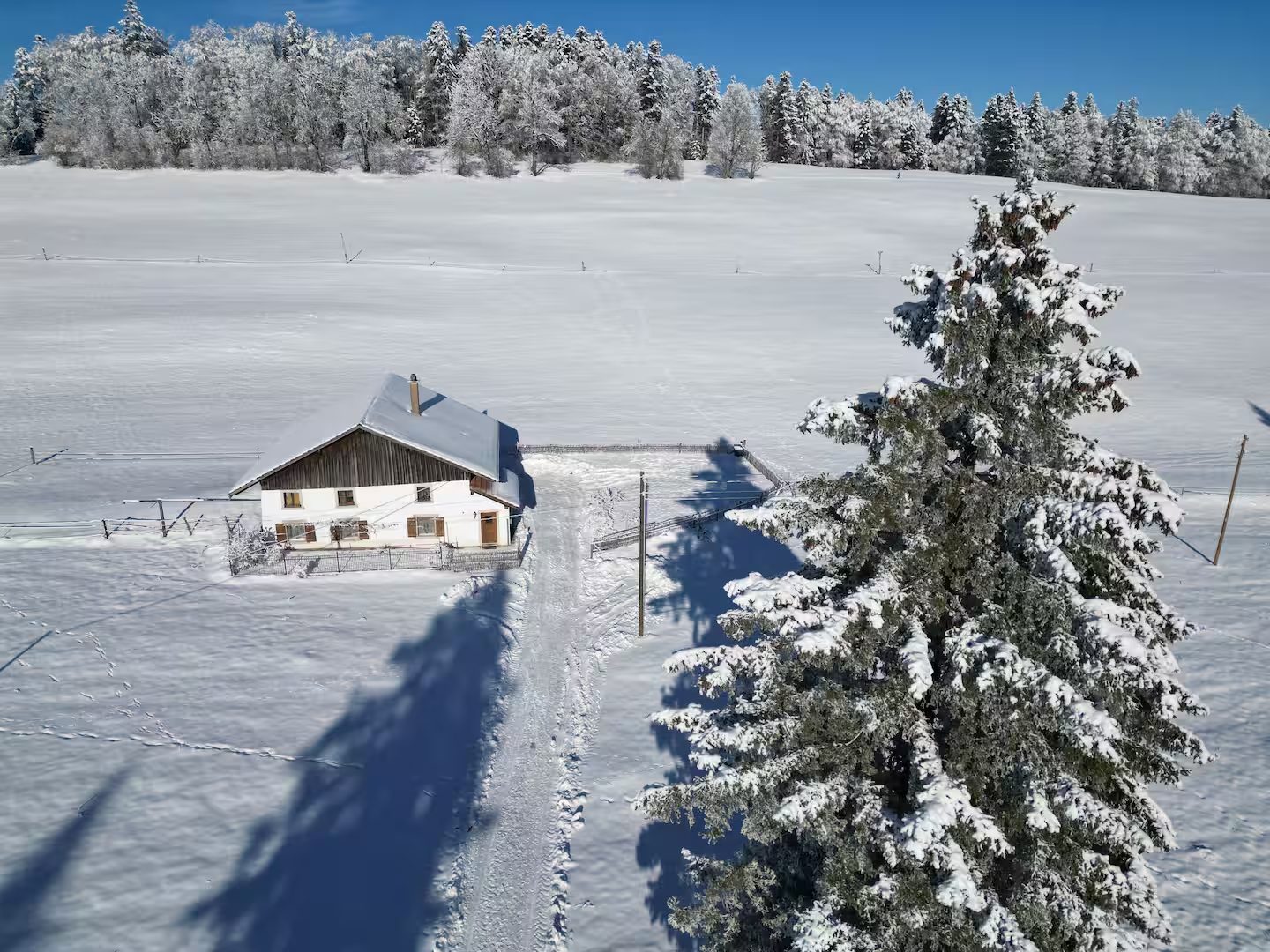 Vue aérienne de la ferme sous la neige