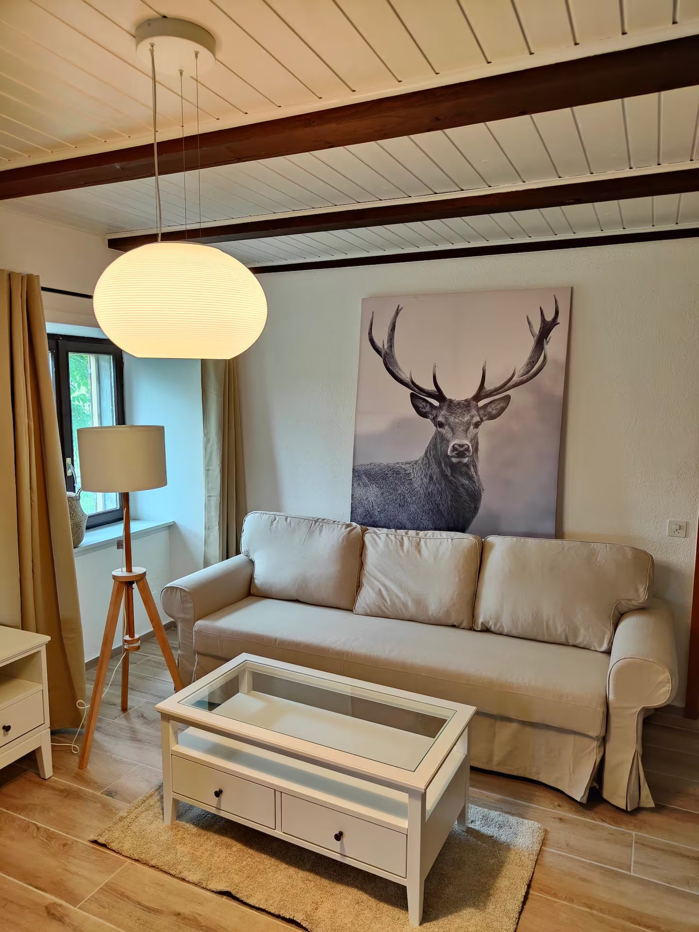 Salon lumineux avec tableau de cerf